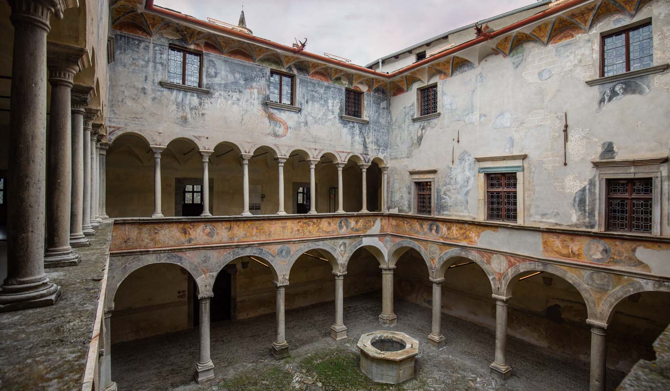 Palazzo Besta cortile interno