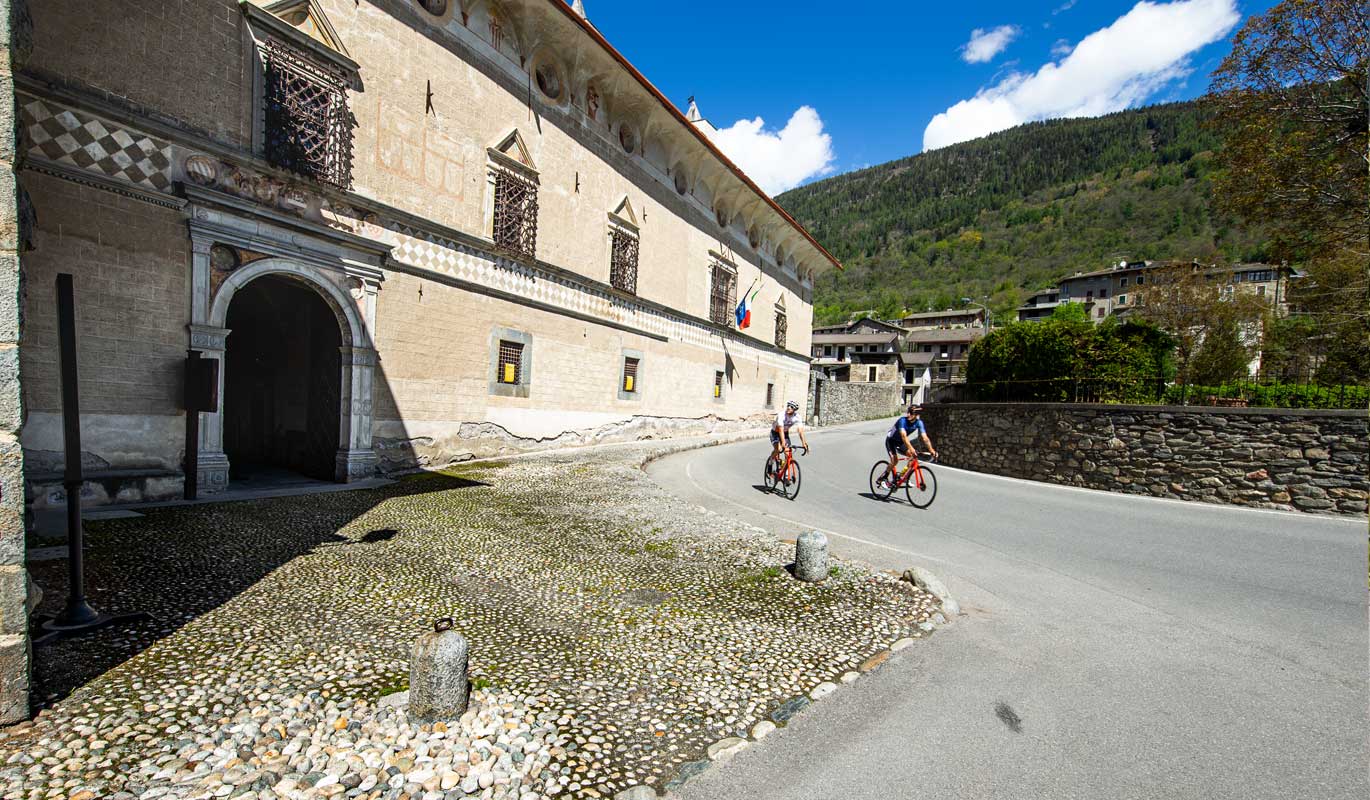 In bici a Palazzo Besta