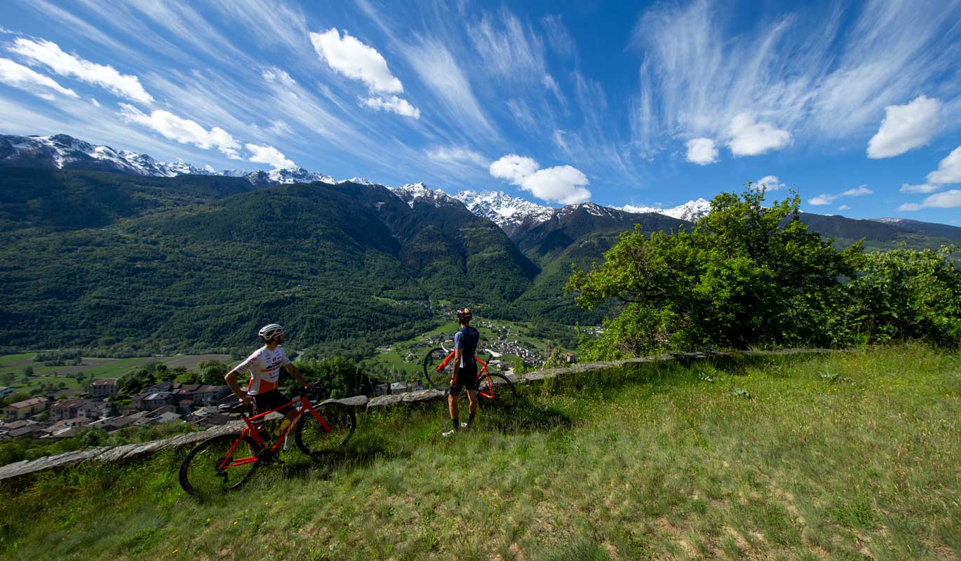 Una pausa per ammirare la Valtellina e le Orobie