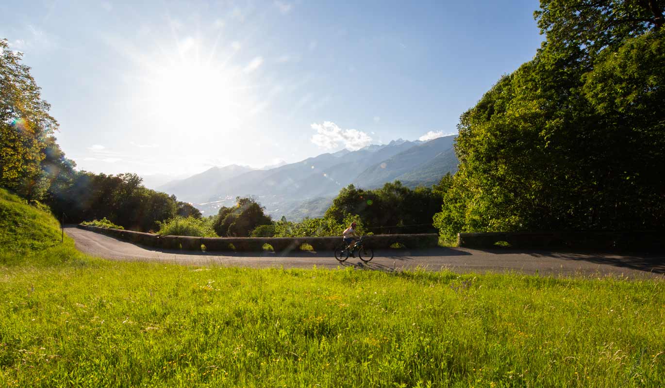 Salendo a Carona in e-bike