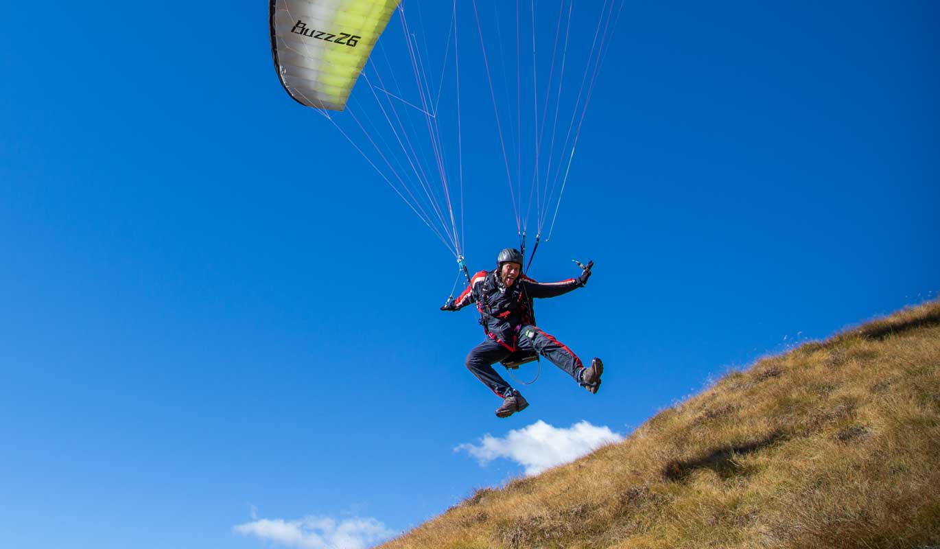 Divertente decollo in parapendio da Prato Valentino a Teglio