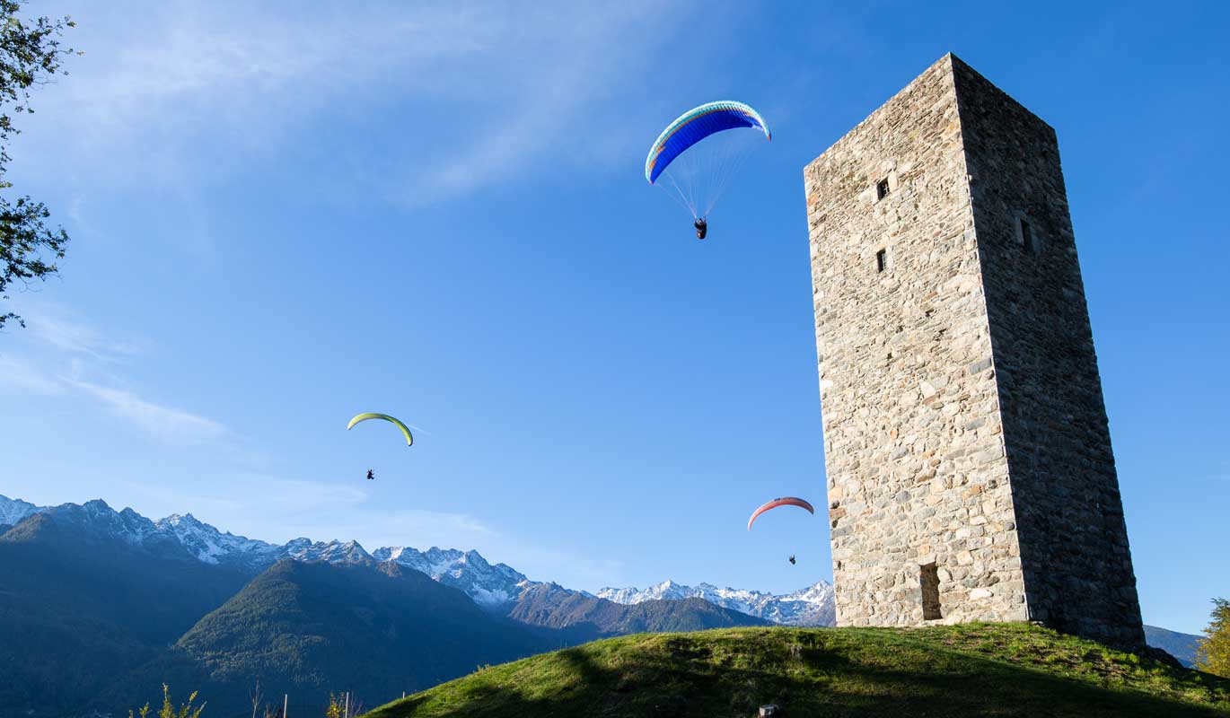 In parapendio sopra la Torre 'De li Beli Miri' a Teglio